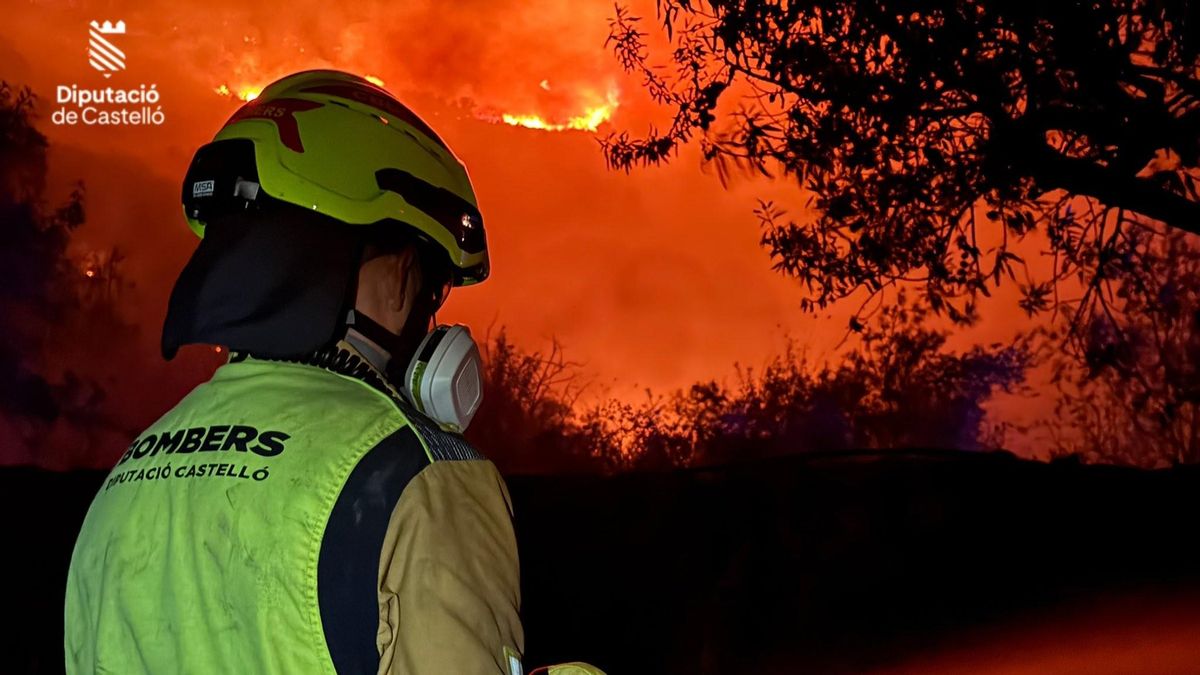 Un incendio forestal obliga a confinar la Serra d'en Galceran, en Castellón, y moviliza a la UME